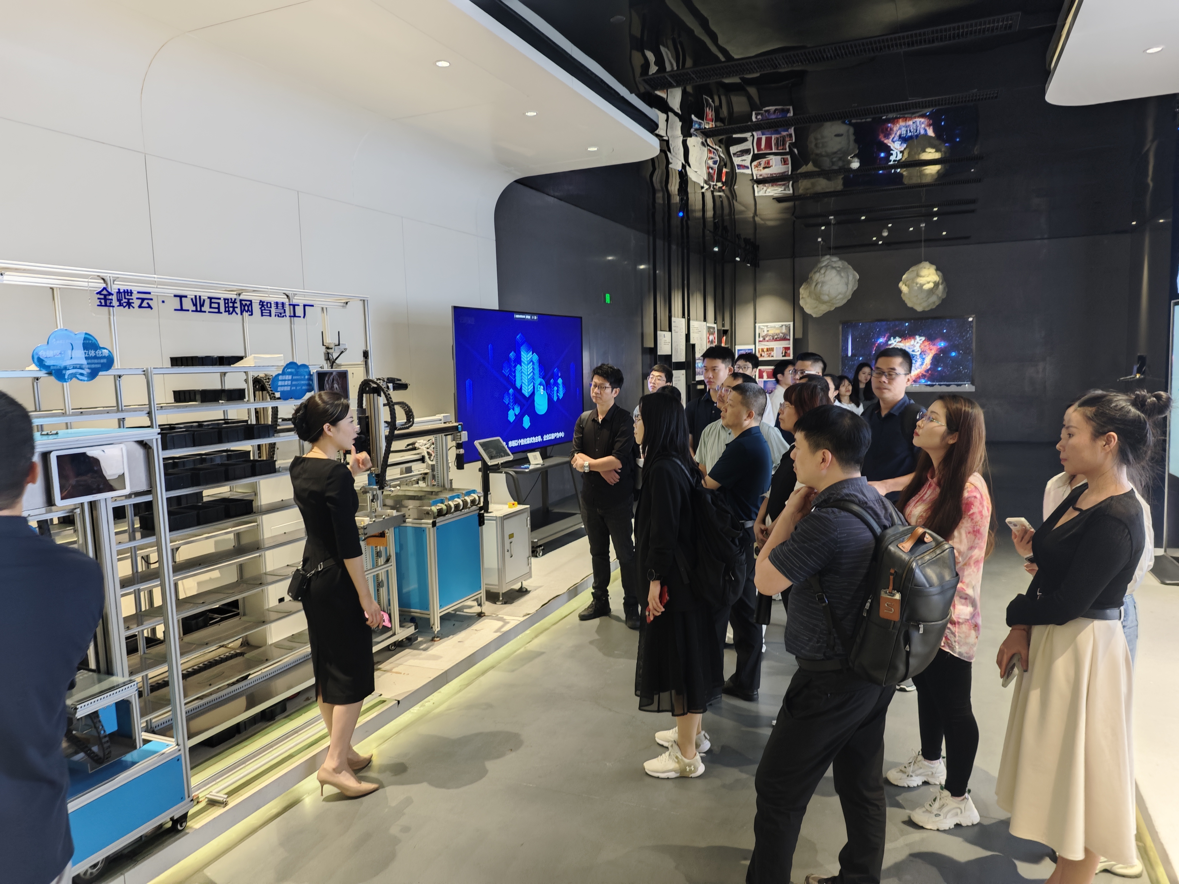 1730701335851052.jpg 11.金蝶参观讲解员讲解照片.jpg